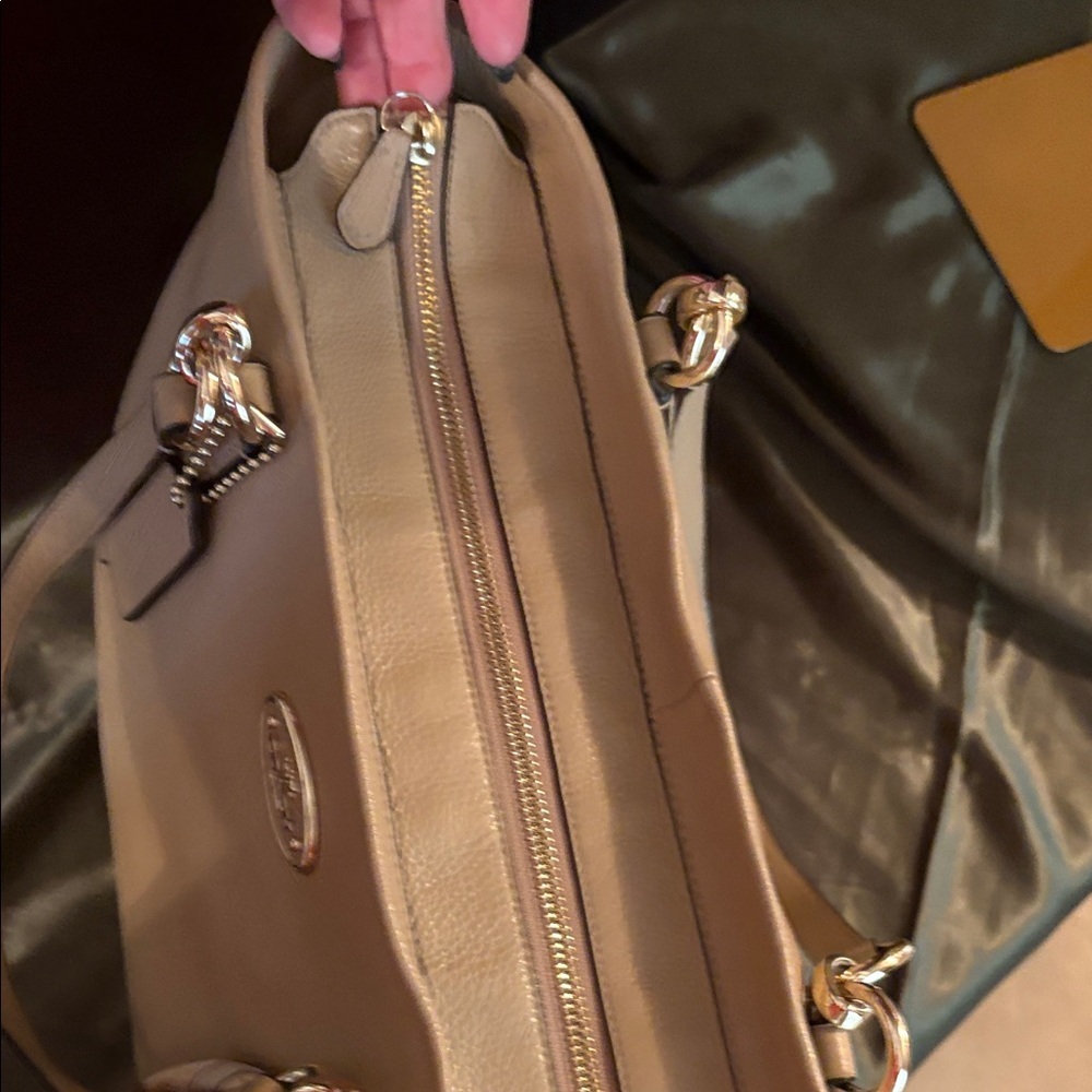 Chicago Coach Ellis Beige Leather Tote with Gold Hardware and Decorative Scarf - Picture 11 of 15